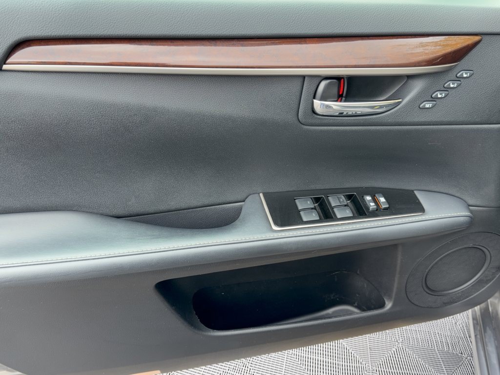 Used 2016 Lexus ES 350 w/ Luxury Package w/Wood Trim FWD image 14