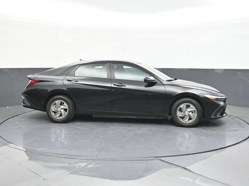 Used 2025 Hyundai Elantra SE FWD image 18