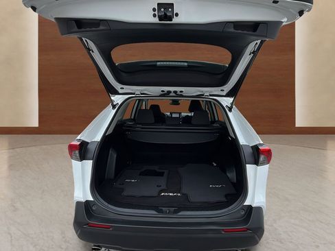 Used 2022 Toyota RAV4 XLE w/ Carpet Mat Package (TMS) image 17