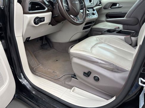 Used 2018 Chrysler Pacifica Touring-L Plus w/ Advanced Safetytec Group FWD image 35