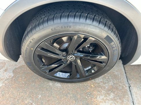 Certified 2024 Volkswagen Tiguan SE R-Line FWD image 26