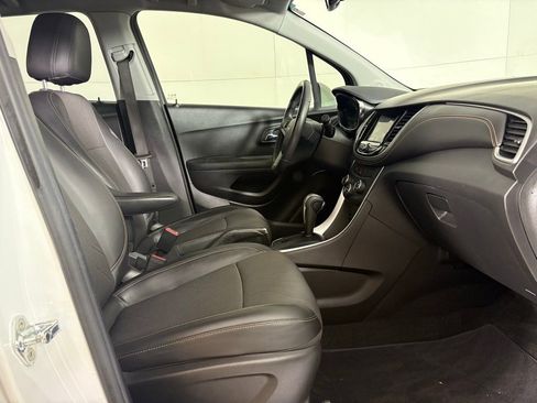 Used 2022 Chevrolet Trax LT w/ LT Convenience Package image 15