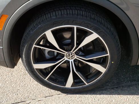 Certified 2024 Volkswagen Tiguan SEL R-Line image 15