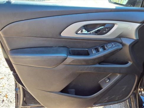 Used 2021 Chevrolet Traverse LT image 17