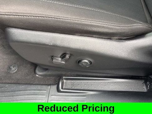 Used 2023 Chrysler Pacifica Touring FWD image 12