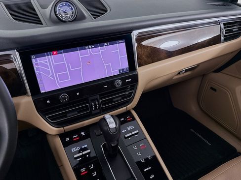 Used 2025 Porsche Macan AWD/4WD image 19
