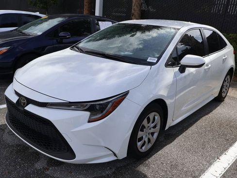 Used 2022 Toyota Corolla LE FWD image 2