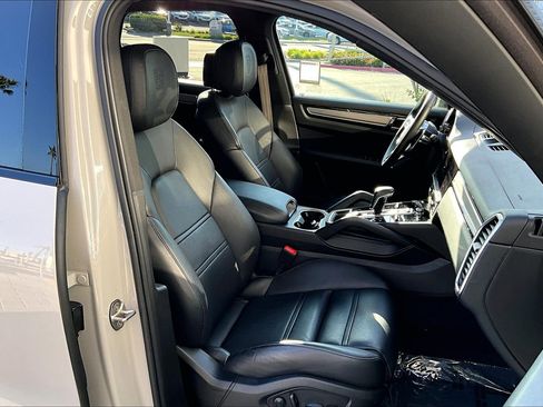 Used 2022 Porsche Cayenne Platinum Edition image 7