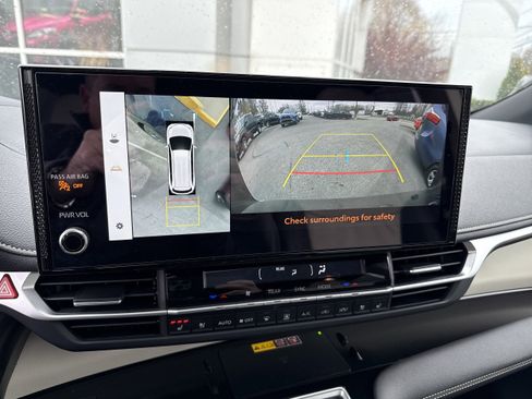 Used 2025 Toyota Sienna Platinum image 46