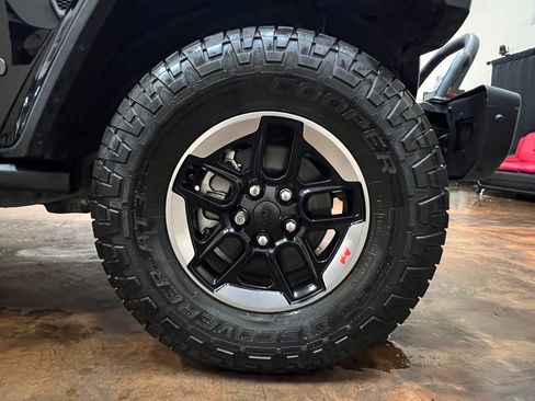 Used 2018 Jeep Wrangler Unlimited Rubicon w/ Steel Bumper Group image 11