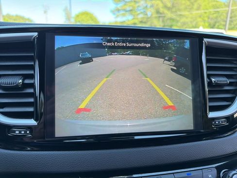 Used 2025 Chrysler Pacifica Select FWD image 10