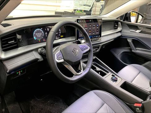 New 2026 Volkswagen Tiguan SE image 8