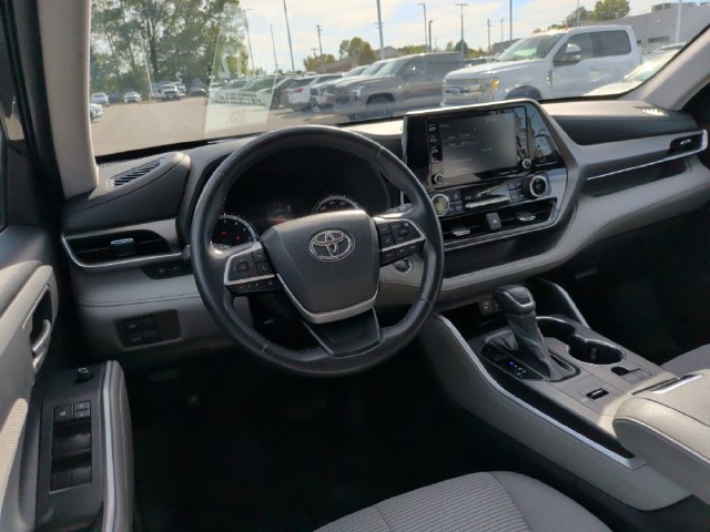Used 2022 Toyota Highlander LE FWD image 28