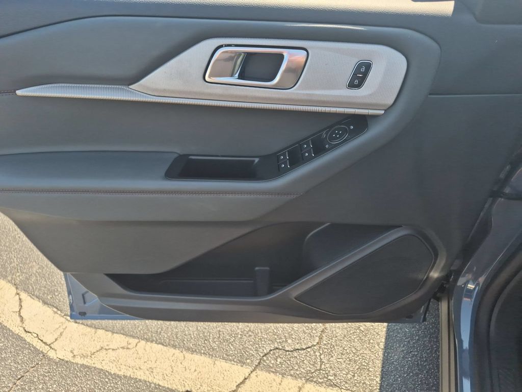 Used 2025 Ford Explorer Active RWD image 10