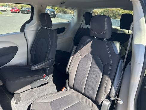 Used 2023 Chrysler Voyager LX image 8
