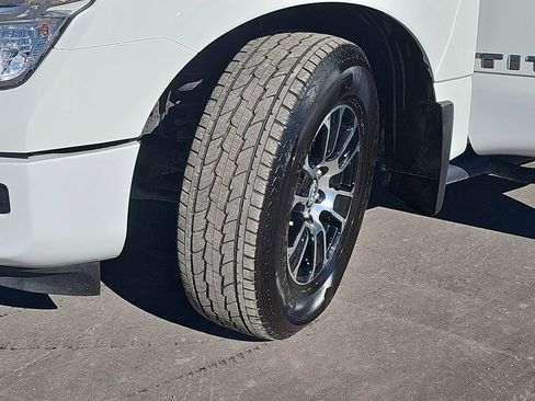 Used 2024 Nissan Titan SV w/ SV Convenience Package image 32