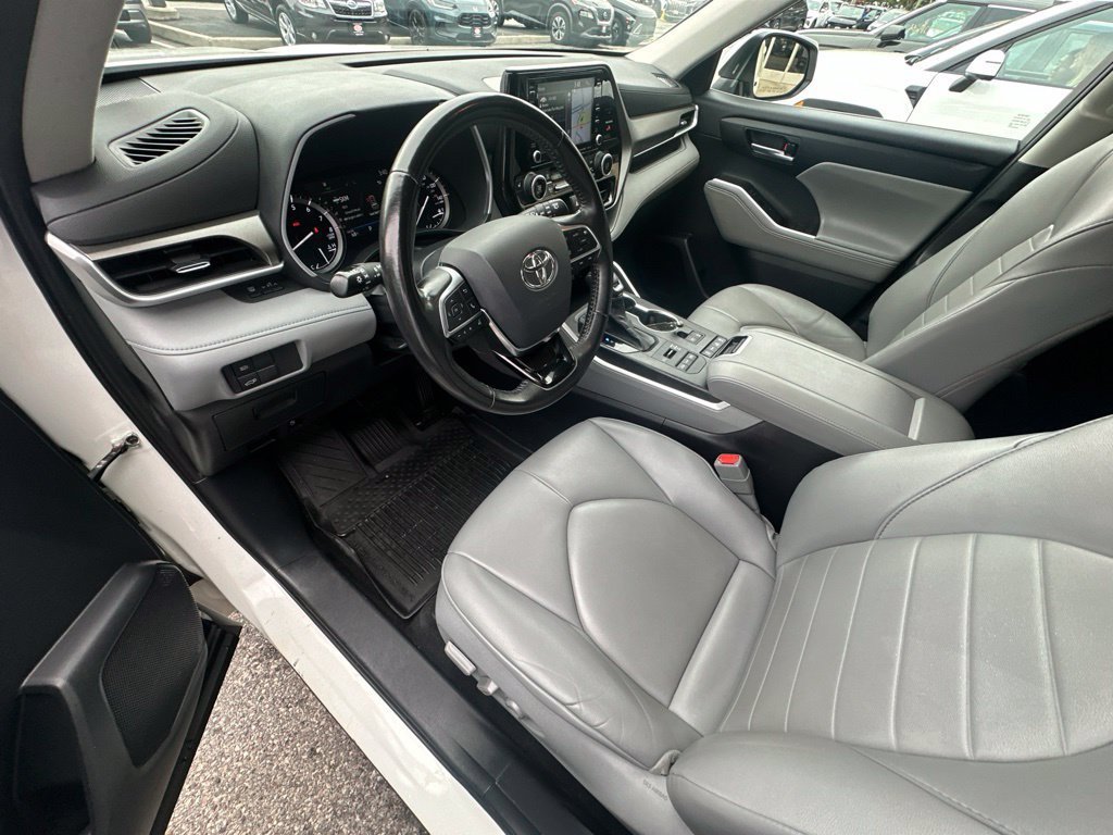 Used 2021 Toyota Highlander XLE AWD/4WD image 9