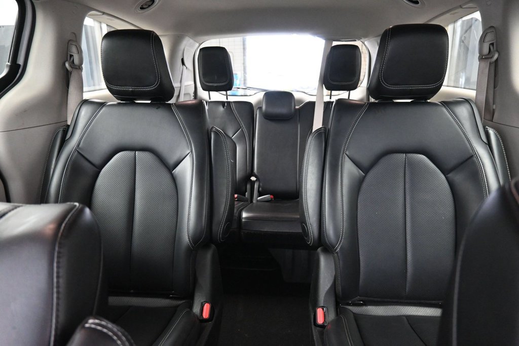 Used 2023 Chrysler Pacifica Touring-L FWD image 21