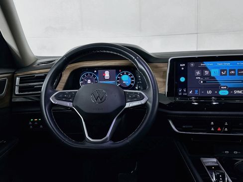 Used 2025 Volkswagen Atlas SE FWD image 18