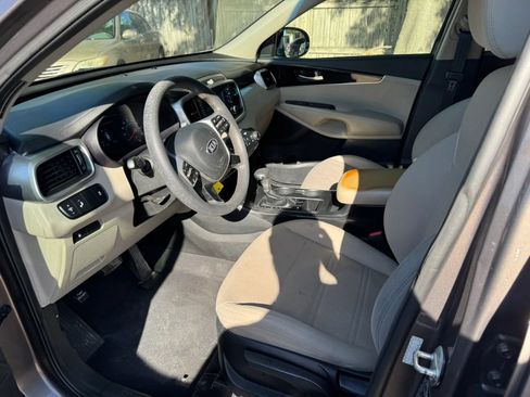 Used 2019 Kia Sorento FWD image 16