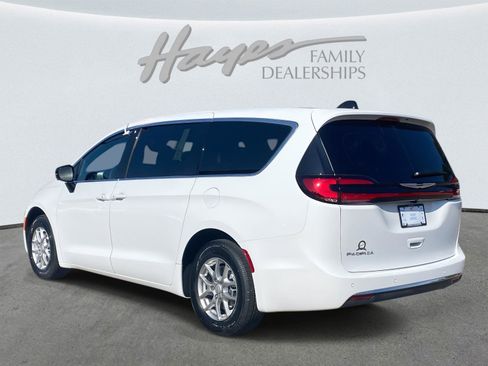 New 2026 Chrysler Pacifica Select image 5