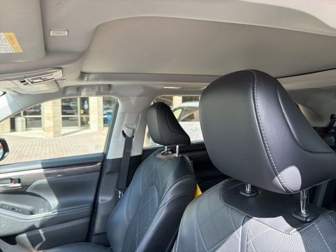 Used 2023 Toyota Highlander Platinum image 8