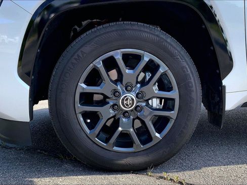 Used 2024 Toyota Sequoia Platinum AWD/4WD image 9