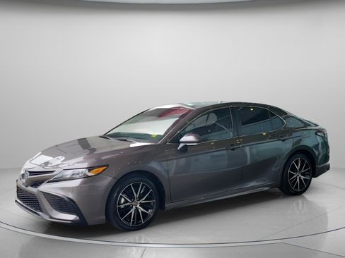 Used 2024 Toyota Camry SE image 2