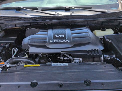 Used 2019 Nissan Titan SV w/ SV Convenience Package RWD image 9