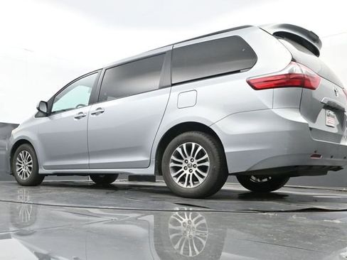 Used 2020 Toyota Sienna XLE image 10