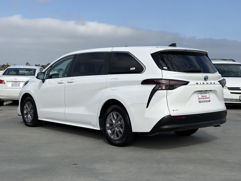 Certified 2025 Toyota Sienna LE FWD image 5