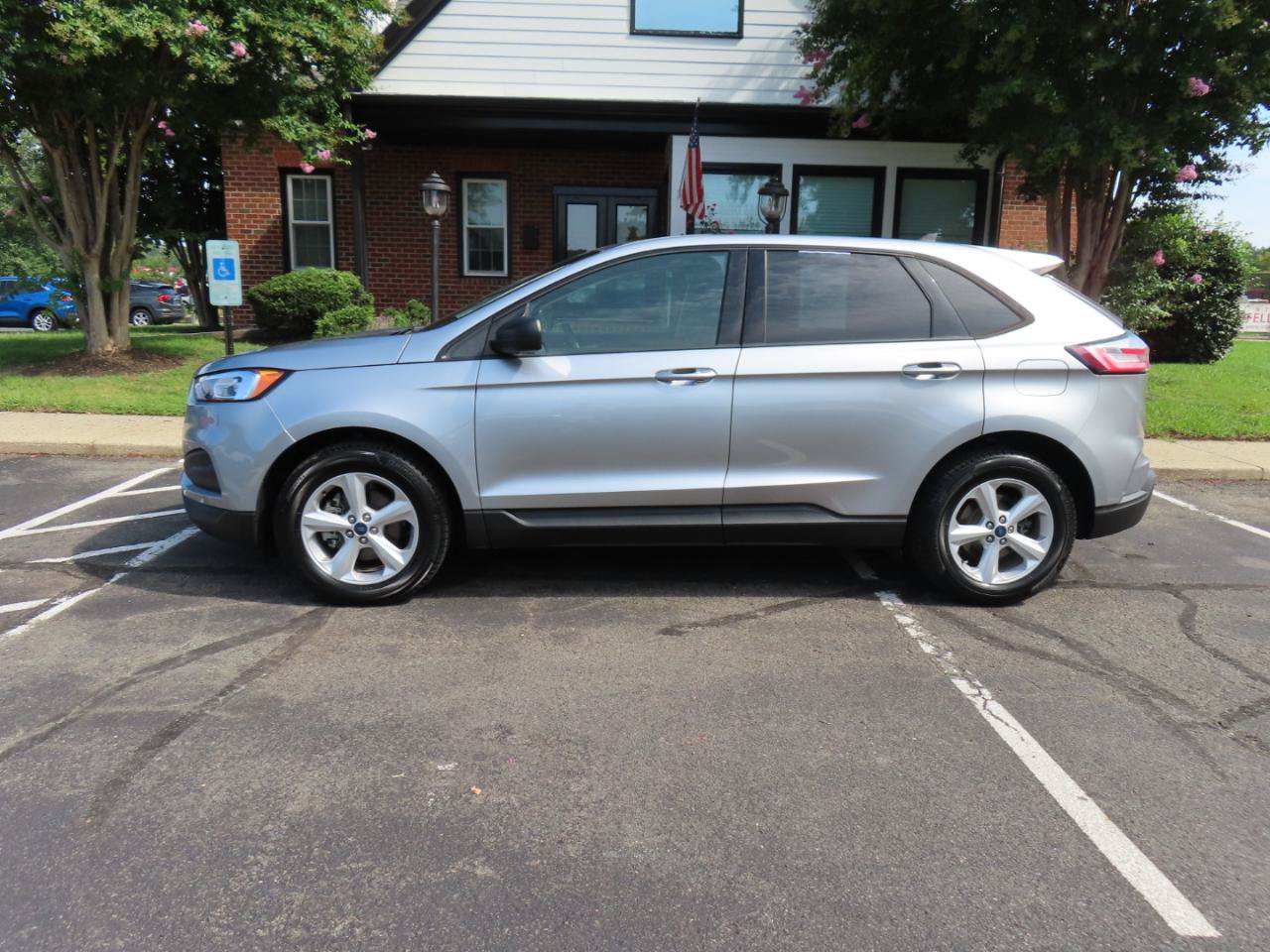 Used 2020 Ford Edge SE FWD image 3