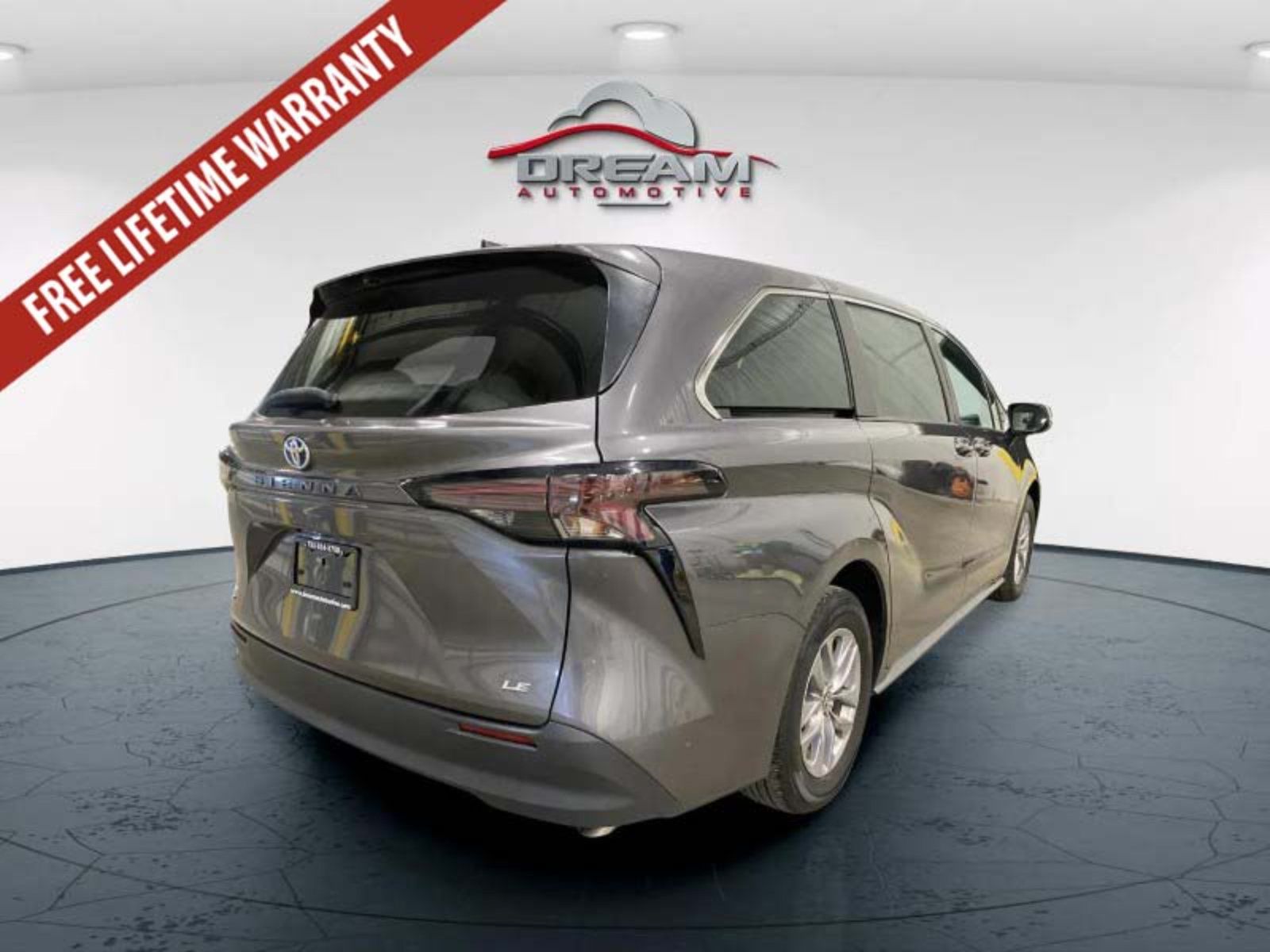 Used 2025 Toyota Sienna LE FWD image 22