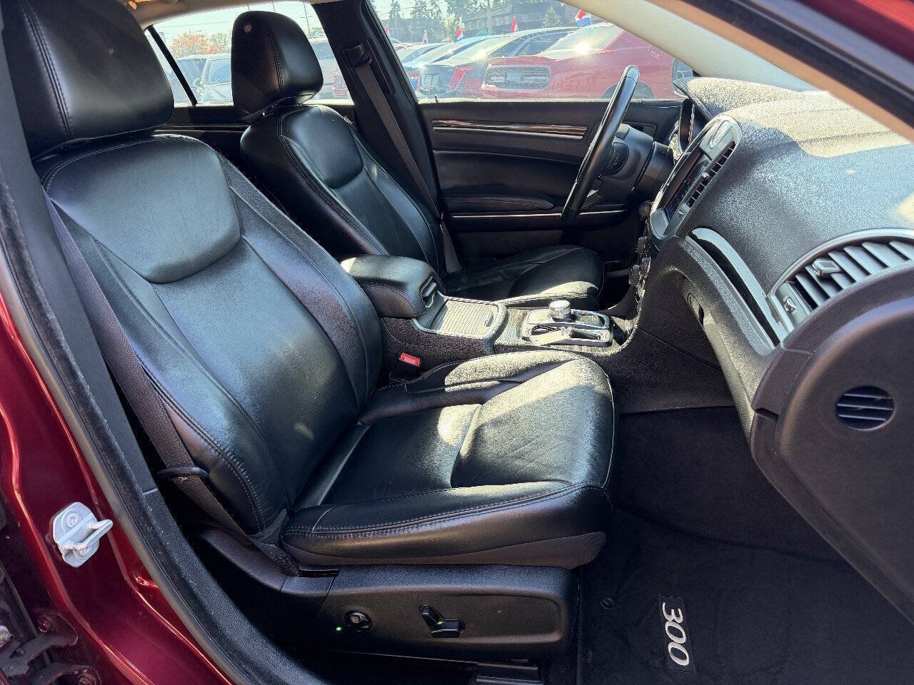 Used 2017 Chrysler 300 Limited RWD image 9