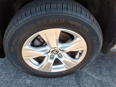 Used 2021 Toyota RAV4 XLE image 9