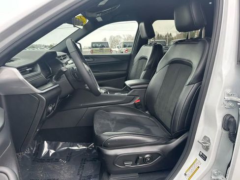 Used 2025 Jeep Grand Cherokee Altitude image 9