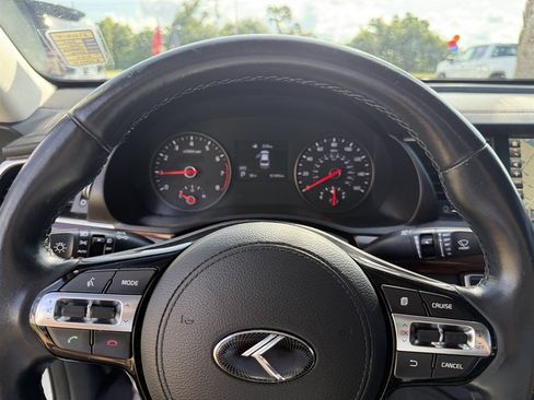 Used 2017 Kia Cadenza Premium w/ Luxury Package FWD image 19