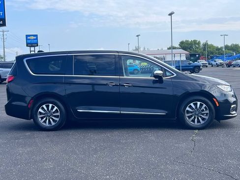 Used 2023 Chrysler Pacifica Limited FWD image 47