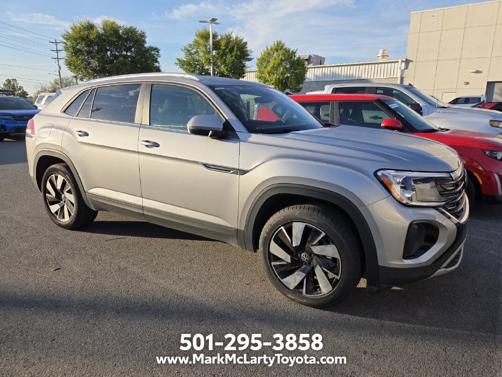 Used 2025 Volkswagen Atlas Cross Sport SE FWD image 2
