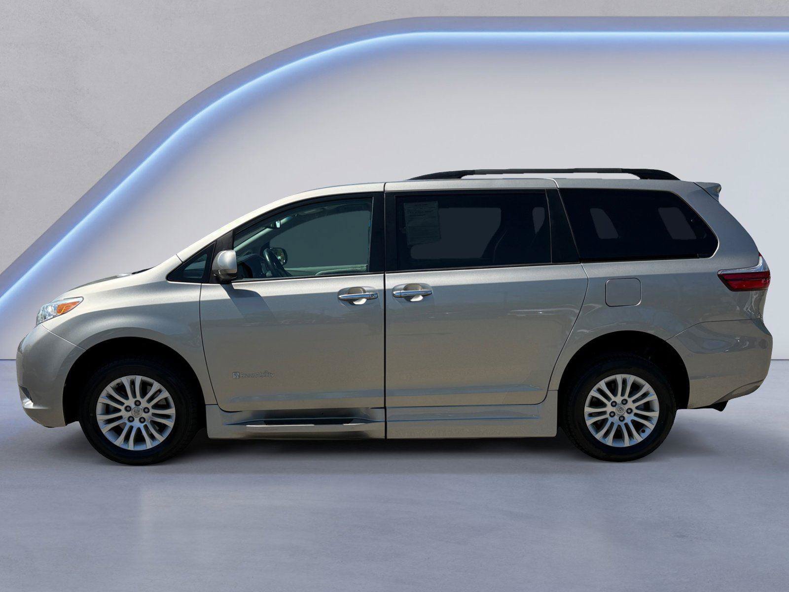 Used 2015 Toyota Sienna XLE w/ XLE Navigation Package FWD image 6