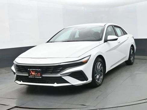 Used 2024 Hyundai Elantra SEL FWD image 1