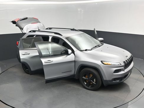 Used 2016 Jeep Cherokee Latitude AWD/4WD image 19