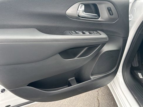 New 2026 Chrysler Pacifica Select image 8