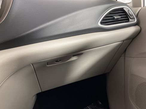 Used 2023 Chrysler Voyager LX image 31