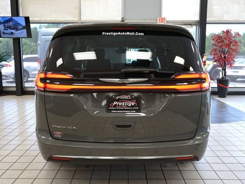 Used 2022 Chrysler Pacifica Touring-L FWD image 15