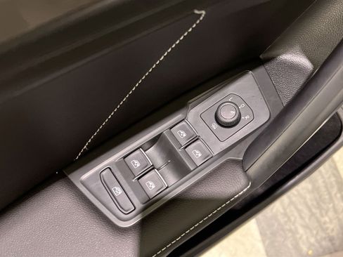 Used 2024 Volkswagen Tiguan SE R-Line image 31