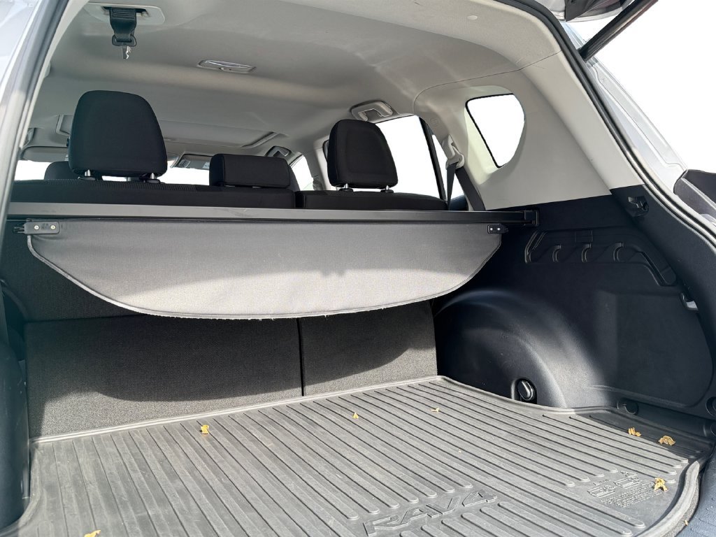 Used 2018 Toyota RAV4 XLE AWD/4WD image 27