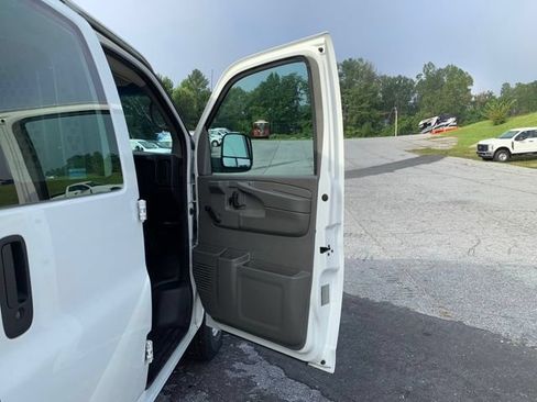 Used 2011 Chevrolet Express 2500 RWD image 17