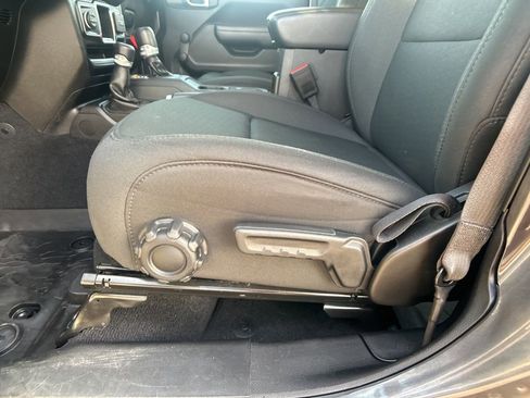 Used 2021 Jeep Gladiator Sport image 21