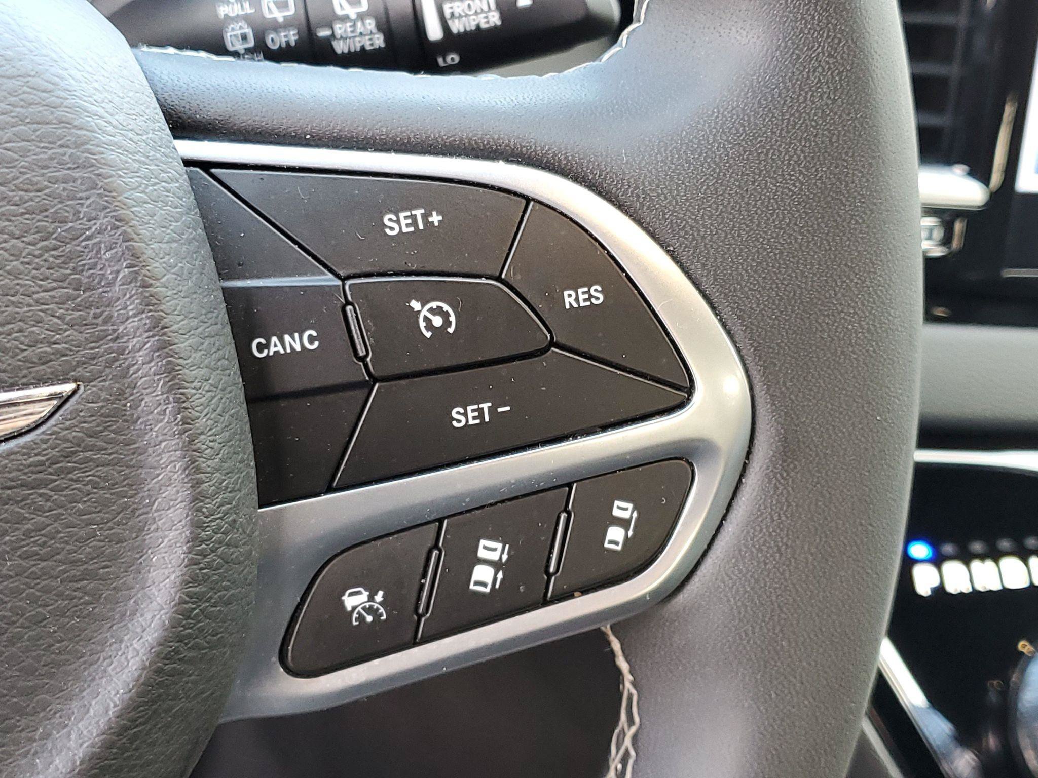 Used 2025 Chrysler Pacifica Select FWD image 12
